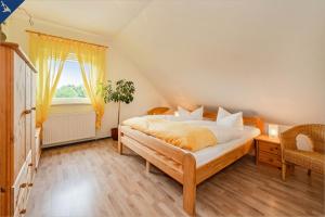 黑灵斯多夫Am Schulberg Ferienhaus Albatros的一间卧室设有一张床和一个窗口
