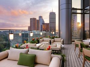 波士顿Raffles Boston的带沙发的屋顶露台,享有城市美景