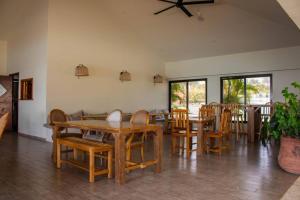 Loma del NaranjoArrue Coastal Escape at Andromeda Pedasi的一间带木桌和椅子的用餐室