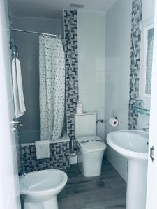 韦尔瓦阳光海岸酒店的白色的浴室设有卫生间和水槽。