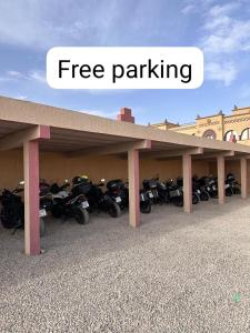 梅尔祖卡Traditional Riad Merzouga Dunes的停在停车场的一排摩托车