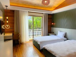 契拉勒希拉里赫拉别墅的酒店客房设有两张床和窗户。
