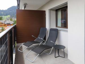 威拉尔-苏-罗伦维拉尔河畔欧伦法加玛特公寓酒店的阳台配有三把椅子,设有窗户