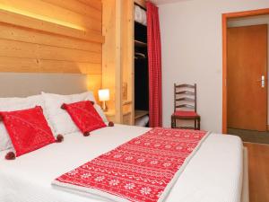 威拉尔-苏-罗伦Apartment Diamant 6 by Interhome的一间卧室配有红色枕头的床
