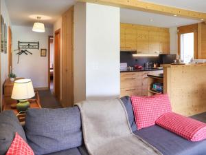 威拉尔-苏-罗伦Apartment Diamant 6 by Interhome的带沙发的客厅和厨房