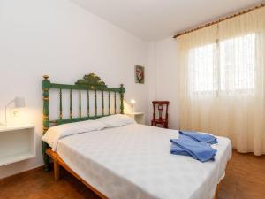 维拉福林Apartment Lekeitio-2 by Interhome的一间卧室配有一张带绿色床头板的床