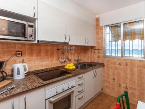 维拉福林Apartment Lekeitio-2 by Interhome的厨房配有水槽和微波炉