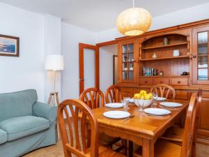 维拉福林Apartment Lekeitio-2 by Interhome的一间带木桌和椅子的用餐室