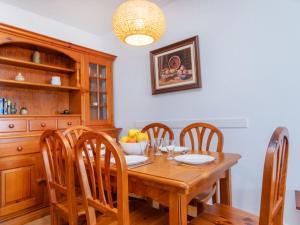 维拉福林Apartment Lekeitio-2 by Interhome的一间带木桌和椅子的用餐室