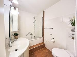 迪蒂斯豪森Apartment Flieder - F 96 by Interhome的白色的浴室设有卫生间和水槽。