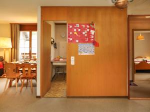 茨韦西门Apartment Chalet Simmental P-3 by Interhome的一间带桌子的房间和一间用餐室
