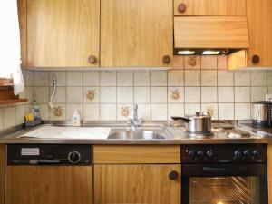 茨韦西门Apartment Chalet Simmental P-3 by Interhome的厨房配有水槽和炉灶