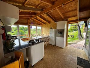 包斯卡ILSA camping的一间厨房,配有白色家电和桌椅