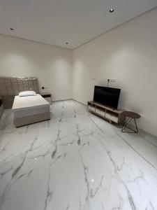 胡富夫سرايا الخليجية的白色的客房配有床和电视