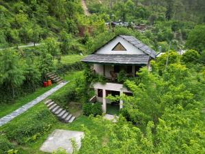本贾尔Thehraav By The River - Tirthan的山中的小房子