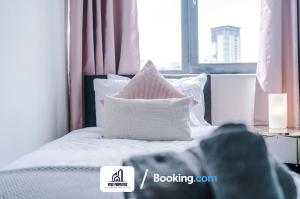 曼彻斯特Monthly Stays By NYOS PROPERTIES Short Lets & Serviced Accommodation Manchester Business Leisure的一间卧室配有一张带枕头和窗户的床