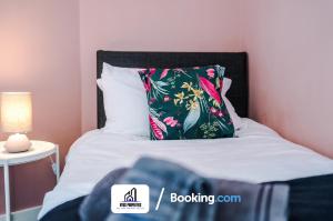 曼彻斯特Monthly Stays By NYOS PROPERTIES Short Lets & Serviced Accommodation Manchester Business Leisure的一间卧室配有一张带枕头和灯的床