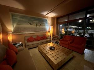 特里波利斯梅洛莱恩假日酒店的客厅配有沙发和桌子