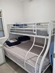 卡伦德拉Hostel-Style GUESTHOUSE - for 18-40yrs的客房内的两张双层床