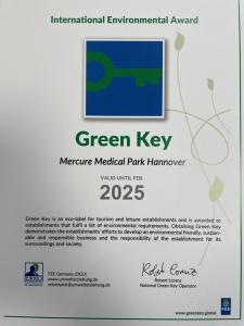 汉诺威汉诺威迈迪卡公园美居酒店的绿色钥匙机器医疗公园篮标牌