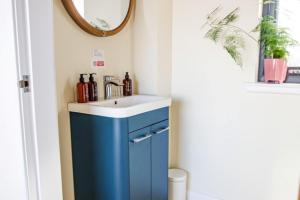 TomichThe Boathouse的一间带蓝色橱柜和水槽的浴室