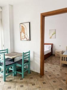 都拉斯LunaSol seaside Apartments的一间带桌椅和一张床的用餐室