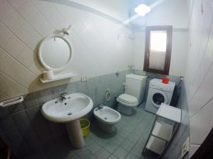 圣维托罗卡波RESIDENCE 3 STARs SAN VITO LO CAPO的一间带水槽、卫生间和镜子的浴室