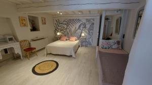 罗克布吕讷-卡普马丹La Bombonière & Spa的客房设有带一张床和壁炉的卧室