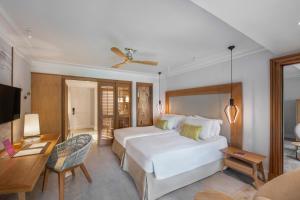 弗利康弗拉克Sugar Beach Mauritius的卧室配有白色的床和书桌