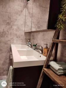 聚滕达尔Isidaura的浴室设有白色水槽和镜子