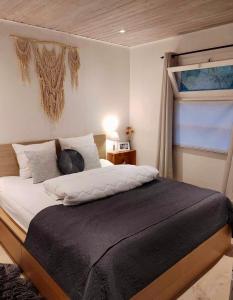 聚滕达尔Isidaura的一间卧室设有一张大床和一个窗户。