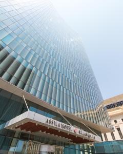 吉达Assila, a Luxury Collection Hotel, Jeddah的一座高大的建筑,设有Kaisala酒店