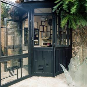 贝拉姆卡尔阿索西亚尔酒店的绿色门的建筑物入口