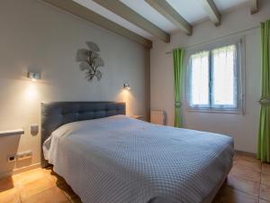 拉本讷Holiday Home Labenne Océan - LBE115 by Interhome的一间卧室设有一张大床和一个窗户。