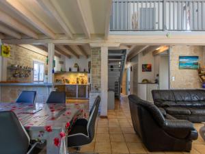 拉本讷Holiday Home Labenne Océan - LBE115 by Interhome的厨房以及带桌椅的起居室。