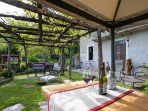 卡尼洛瑞维拉Holiday Home Meri by Interhome的一张桌子,上面放着两杯葡萄酒