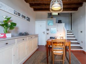 卡尼洛瑞维拉Holiday Home Meri by Interhome的厨房设有木桌和楼梯。