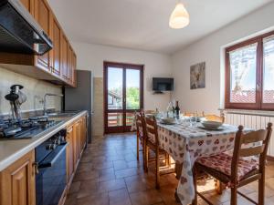 佩拉Holiday Home Monte San Giulio by Interhome的厨房配有桌椅和桌布
