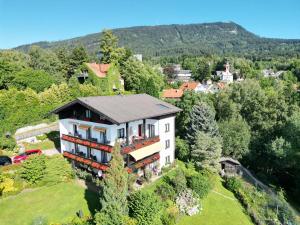 Sankt Radegund bei Graz赛锐膳食公寓酒店的山丘上房屋的空中景致
