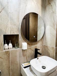富国Legacy Phú Quốc的浴室设有白色水槽和镜子