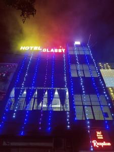 比莱Hotel glassy的建筑一侧有蓝色灯光的酒店