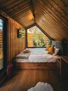 布什泰尼Moon Resort的木制客房的一张床位,设有窗户