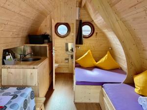 因特拉肯Camping Lazy Rancho - Eiger - Mönch - Jungfrau - Interlaken的小屋内带两张床和一个水槽的房间