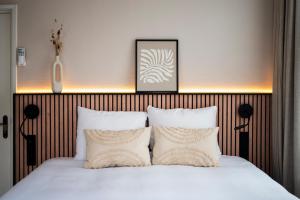 马斯特里赫特波什斯坦什伯格酒店的一间卧室配有带白色床单和枕头的床。