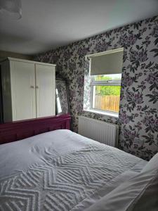 邓多克Croí Beag Luxury Studio的一间卧室设有一张床和一个窗口