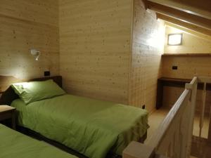 巴尔德Agriturismo Le Rocher Fleuri的木墙客房 - 带两张床