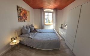 施内贝格Ferienwohnung Frauenmarkt的一间卧室设有一张床和一个窗口