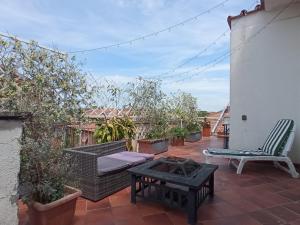 罗马Rooftop Appia antica,silenzioso riservato two bedrooms two bathrooms的庭院设有长凳和桌椅。