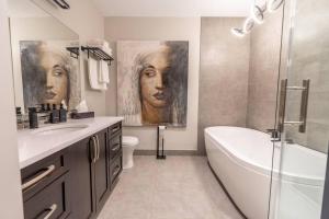 康沃尔River Oasis, Khlozy Escape the Ordinary的浴室墙上有两幅画作,