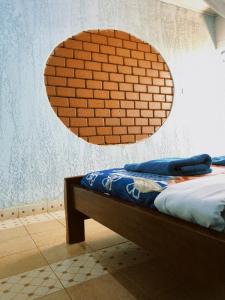 VoiVineyard Retreat Voi的砖墙房间的一个床位
